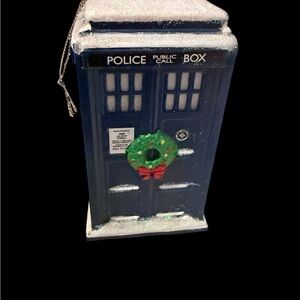 Kurt Adler Doctor Who TARDIS with Wreath and Light Effect Christmas ornament.